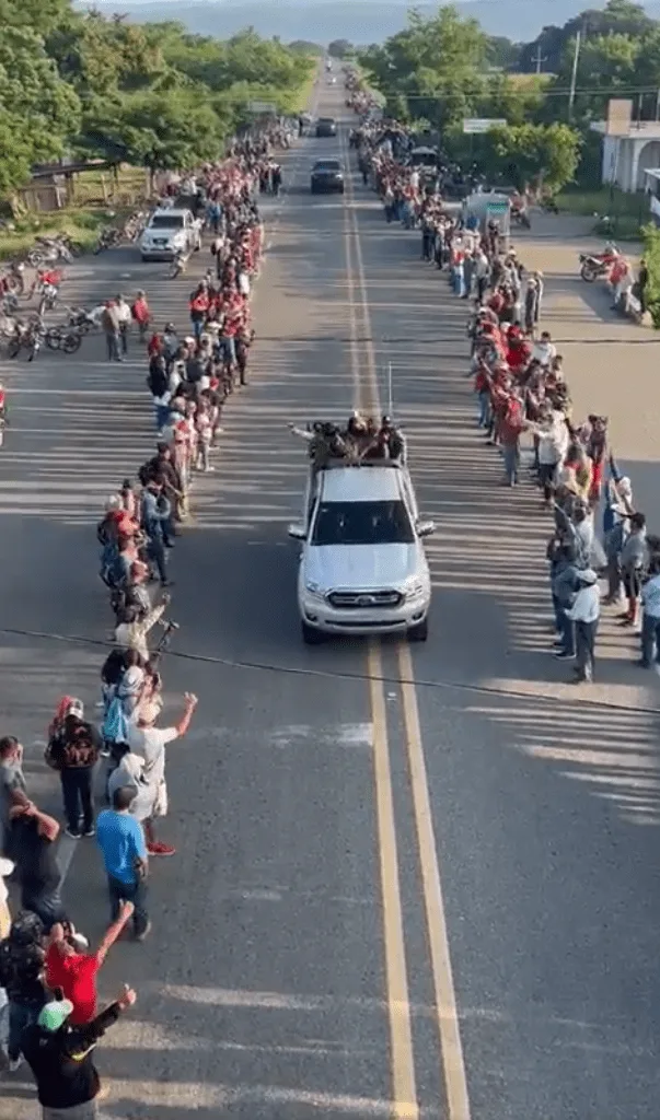 Desfilan en Chiapas elementos del Cártel de Sinaloa