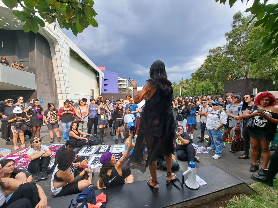 Vacían dulcería como protesta por distriminación a las personas trans en el baño de la cineteca.