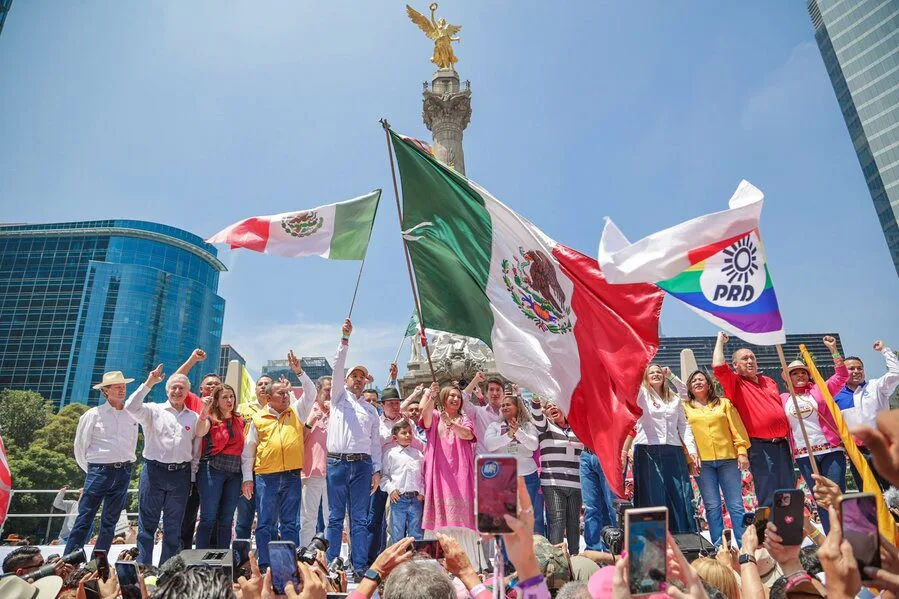 Entregan constancia a Xóchitl Gálvez como candidata de la opocisión en el Ángel de la Independencia