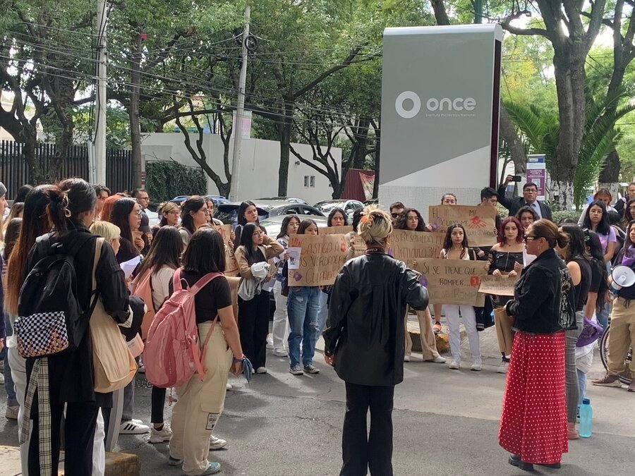 alumnas del ipn se protestan afuera de canal once por las fotos que les tomó diego n