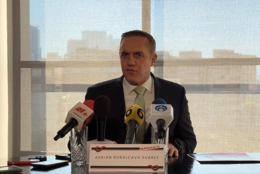 conferencia de prensa de adrián rubalcava donde comunica su renuncia al pri