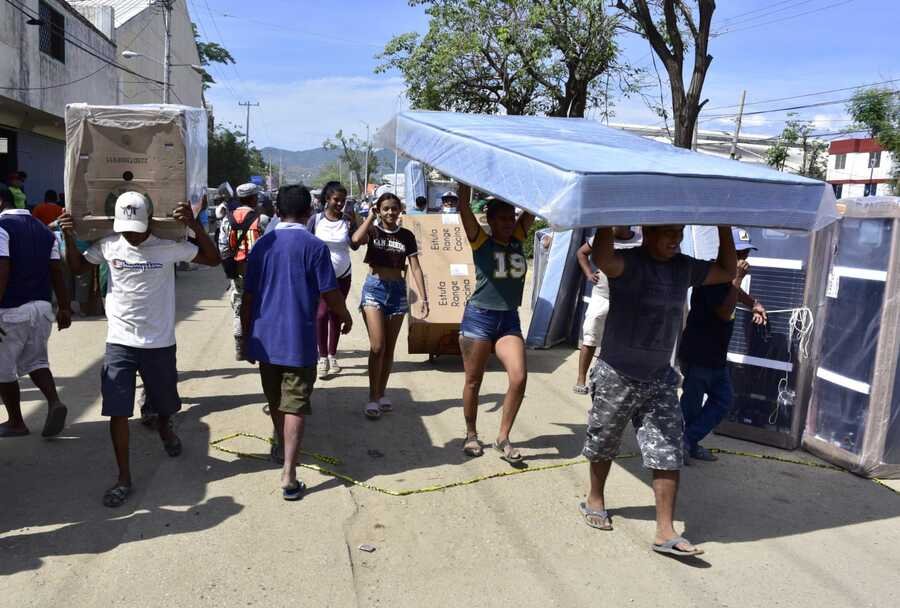 damnificados por el huracan otis en acapulco 2023