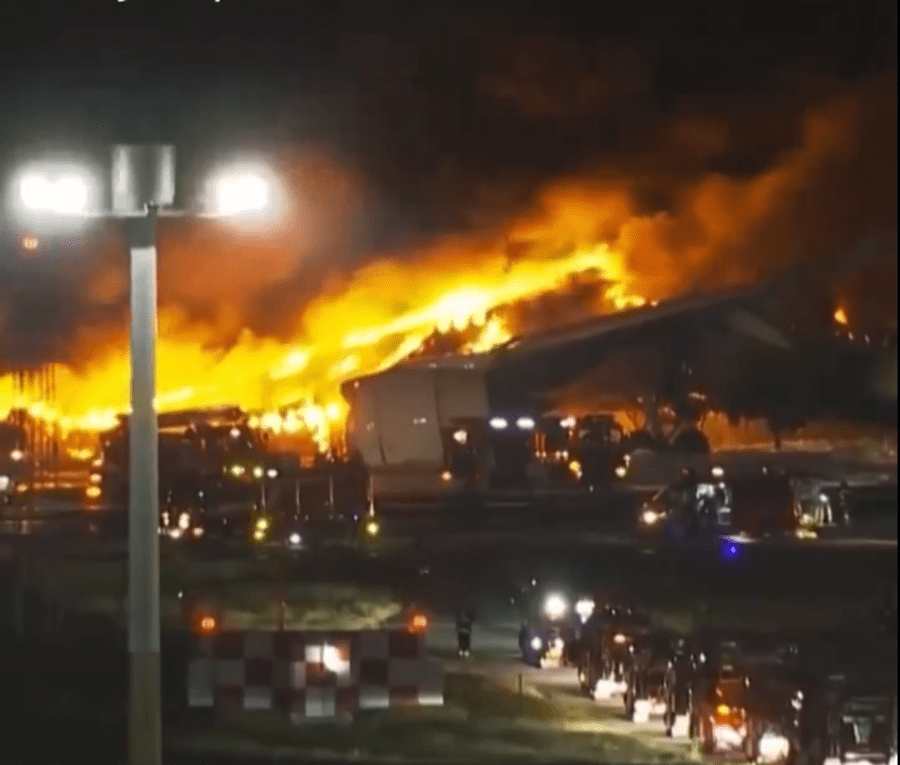muertos tras choque de dos aviones en aeropuerto de tokio