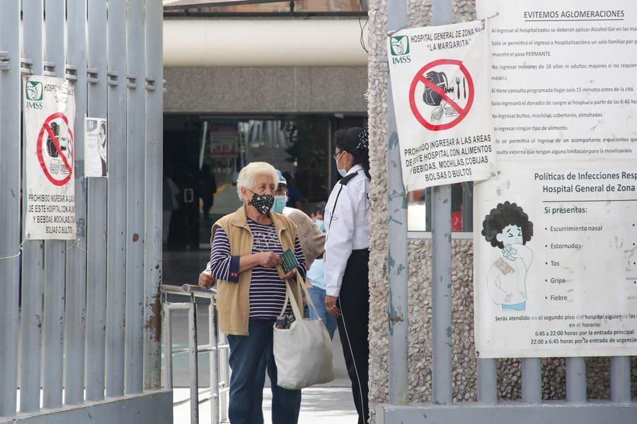 escuelas piden usar cubrebocas ante los casos de coronavirus