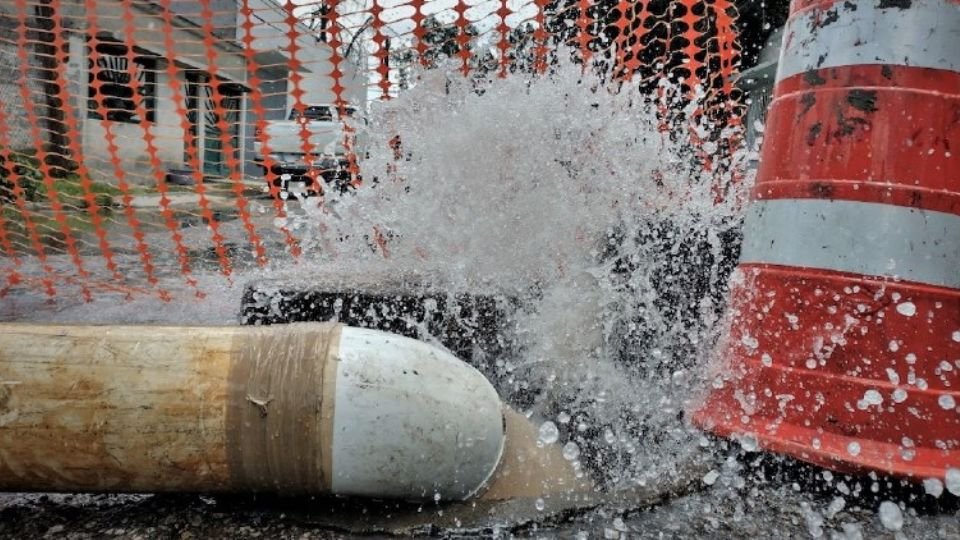 Martí Batres va contra 'huachicoleros' de agua potable en CDMX