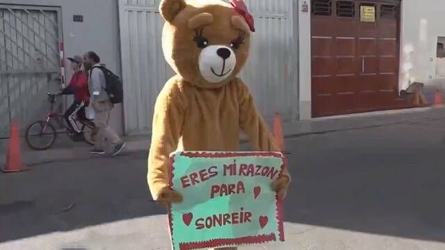 Un policia en perú se disfraza de oso para arrestar a una traficante
