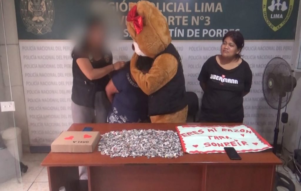 Un policia en perú se disfraza de oso para arrestar a una