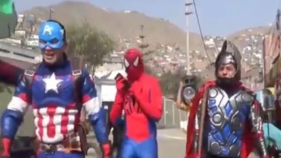 Un policia en perú se disfraza de oso para arrestar a una