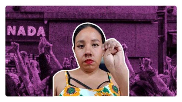 majo robles hace señal de auxilio en transmision en facebook