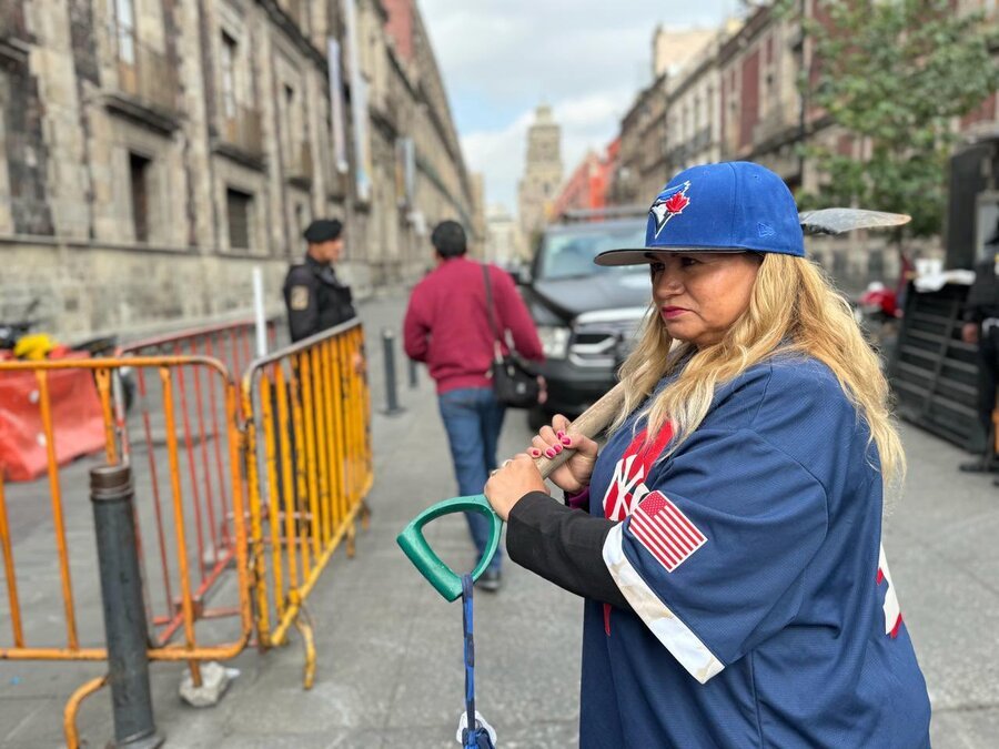 Ceci Flores, madre buscadora se viste de beisbolista y protesta para que AMLO la reciba