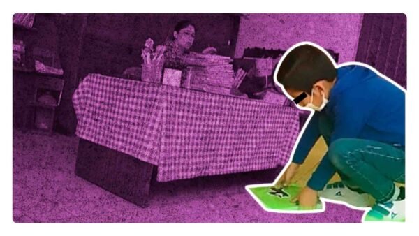 Maestra de primaria avienta cuadernos de niños al suelo para que ellos los recojan