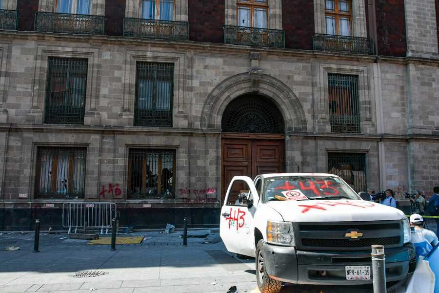 Familiares de ayotzinapa tiran una puerta en palacio nacional
