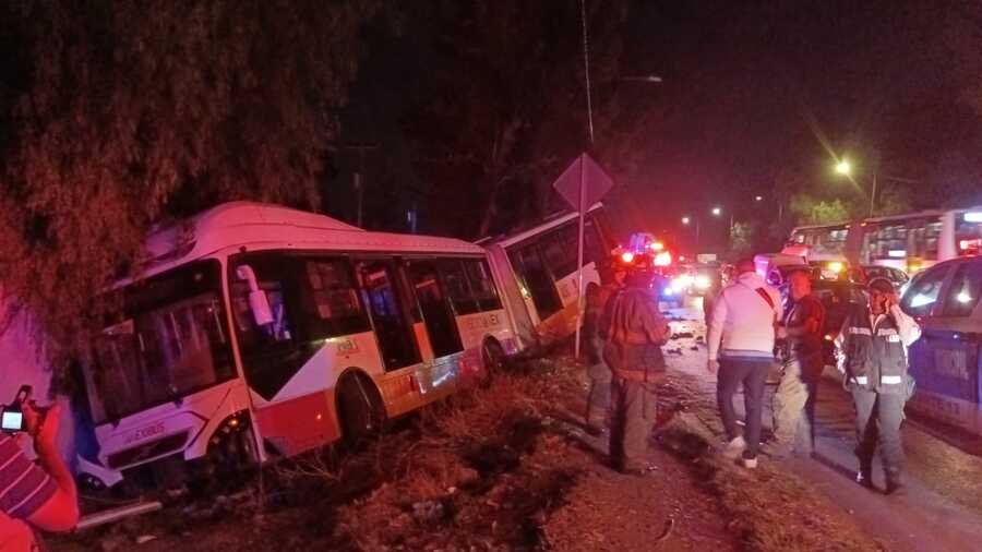 Unidad del Mexibús de la Línea 4 sufre volcadura en Ecatepec