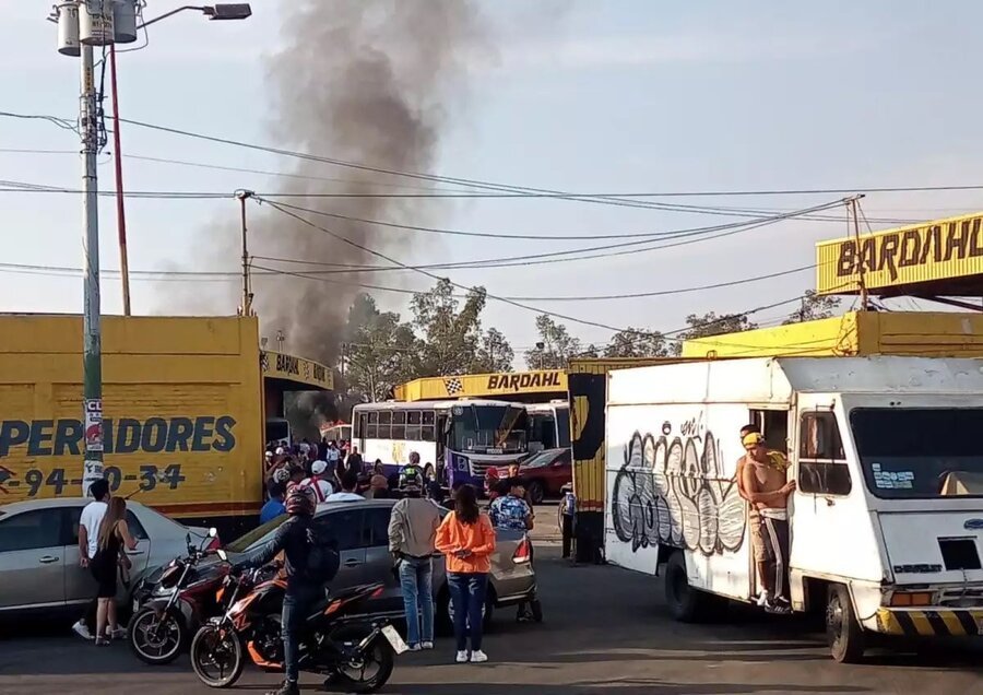 Helicóptero se desploma en predio vacío en la alcaldía Coyoacán
