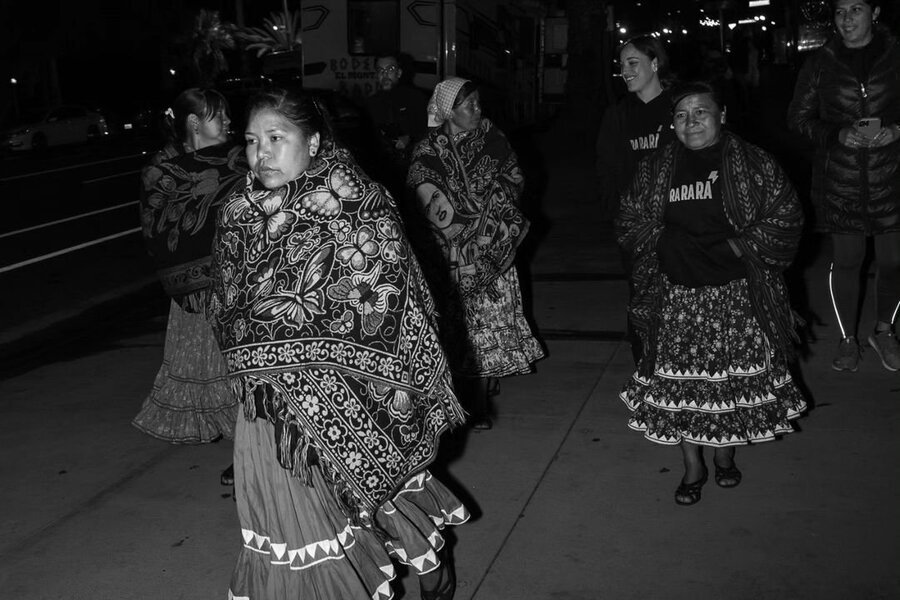 Mujeres corredoras rarámuris llegan al podio de The Speed Project en Estados Unidos