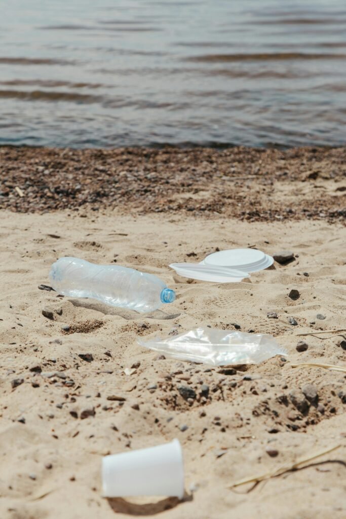 ¿Cuantos kilos de plástico se lanzan al mar en el año?
