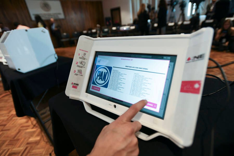 INE presenta nuevas urnas electrónicas para el proceso electoral 2024