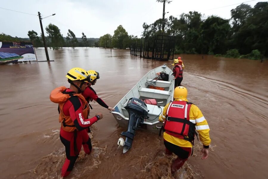 Defensa Civil Brasil realiza maniobras de rescate por inundaciones