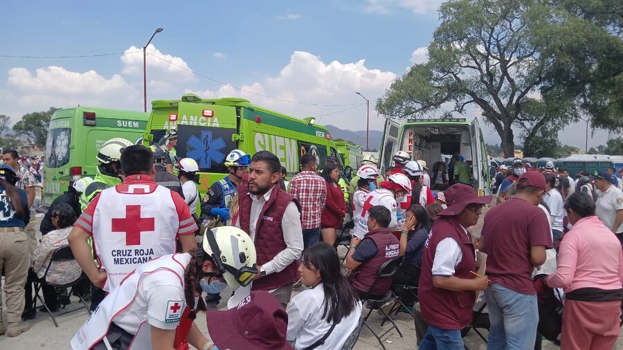 Atienden a lesionados tras la caída de lona en cierre de campaña de Morena en Edomex