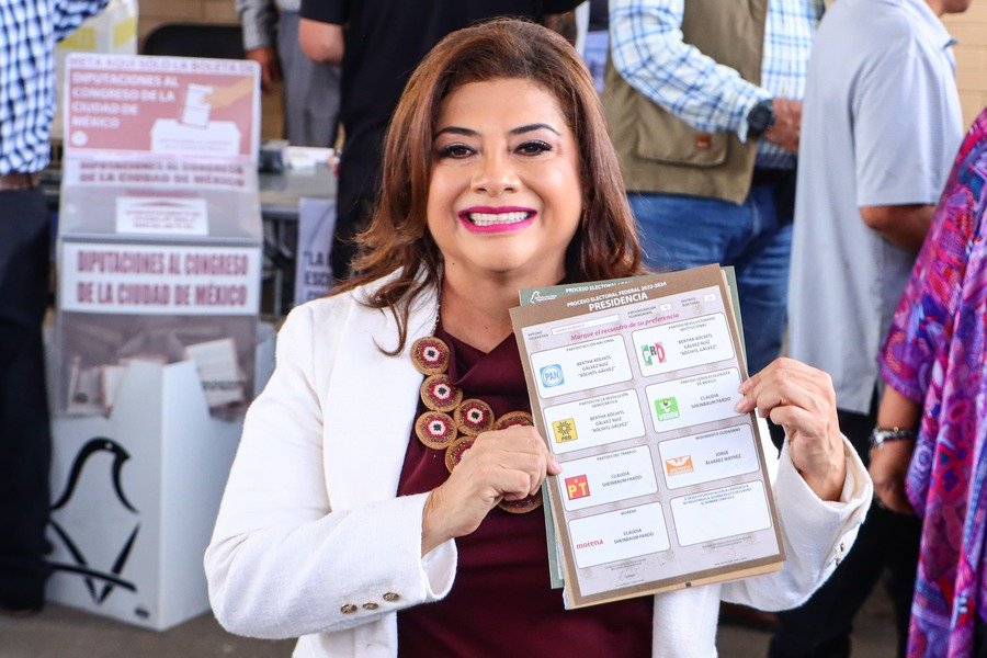 Clara Brugada emite su voto en su natal alcaldía Iztapalapa; llegó en punto de las 9:30 am