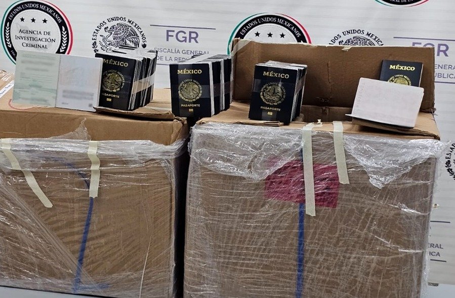 Dos sujetos que transportaban más de mil pasaportes robados fueron detenidos por la FGR en Tlaxcala