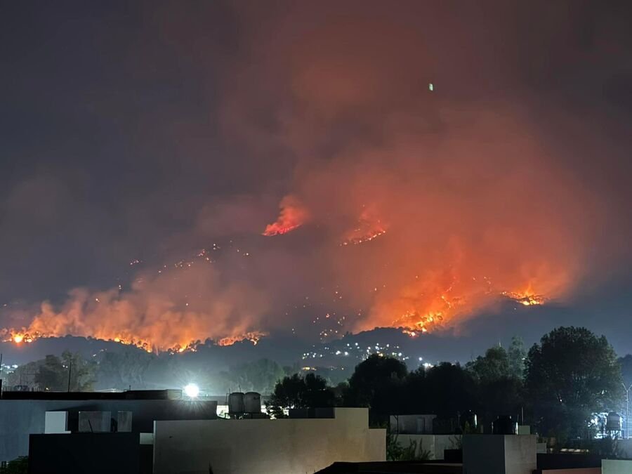 Contenido, pero no liquidado en su totalidad el incendio en Uruapan, Michoacán