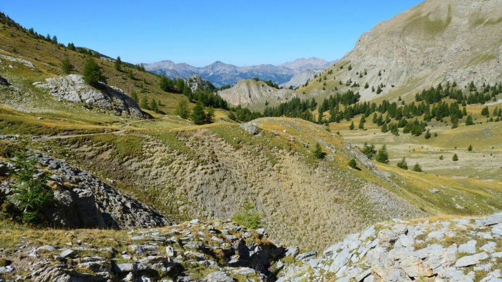 hombre aparece en las montañas después de una caminata
