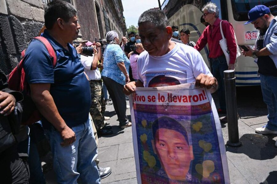 Celebran reunión familiares de Ayotzinapa con AMLO; ¿qué pasó?