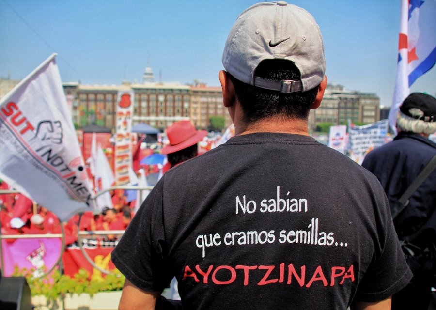 Tras reunión, familiares de Ayotzinapa solicitan a AMLO que funja como vínculo con Sheinbaum