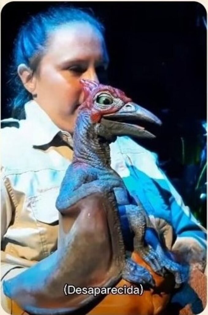 Roban pieza de dinosaurio de la expo Jurassic World en el centro comercial Perisur