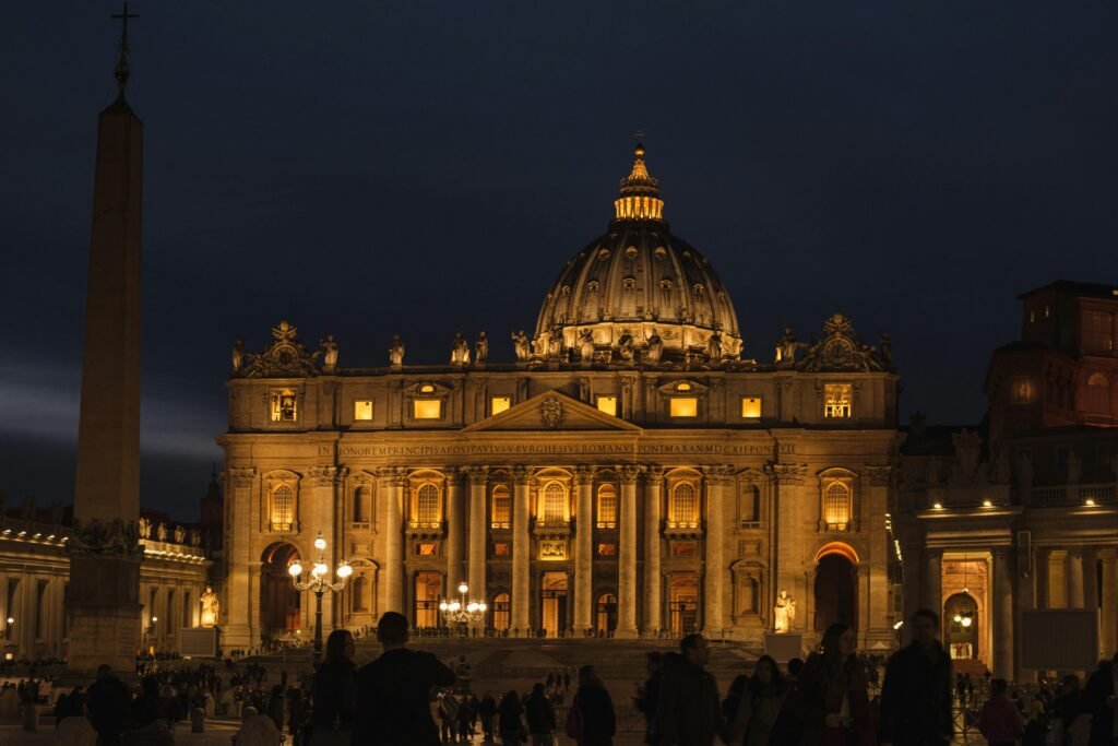 Vaticano prohibe a sus empleados tener tatuajes y percings