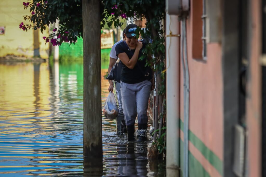 Afectados por inundaciones en Chalco bloquean la México-Cuautla