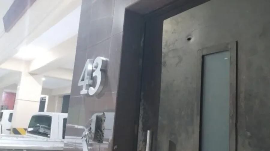 Ataque armado a El Debate en Culiacán, Sinaloa, en medio de jornada violenta. La Fiscalía estatal ya investiga. Periodistas condenan este acto