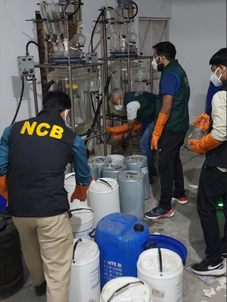 Desmantelan laboratorio de drogas en India; vinculan a cártel mexicano