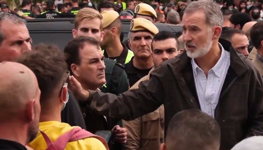 avientan barro a reyes de españa, en valencia