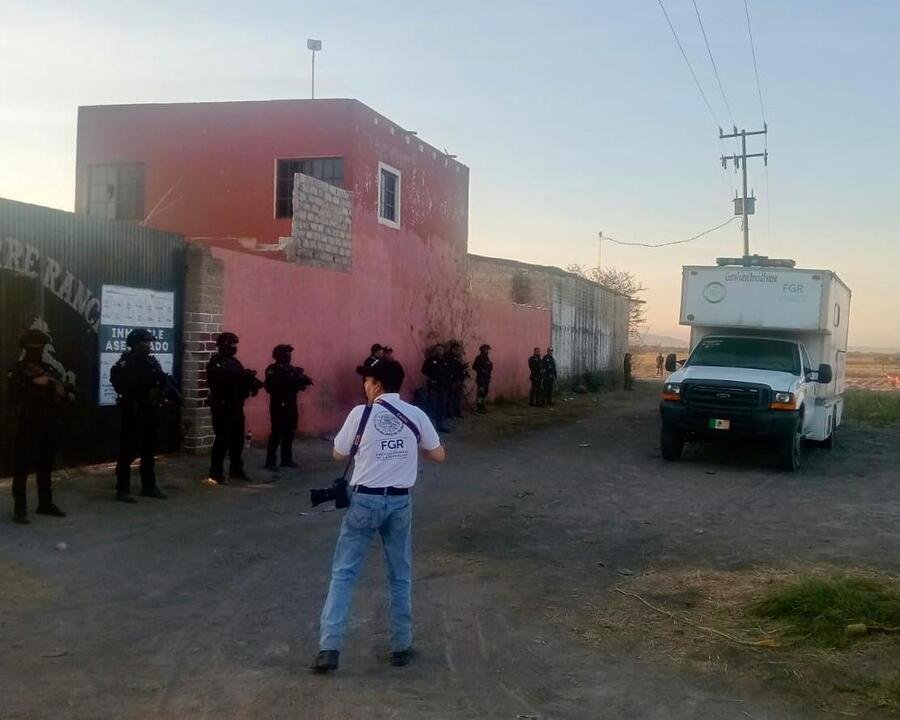 fiscalía contrata a estudiantes egresados para trabajar en el caso del rancho izaguirre en teuchitlan