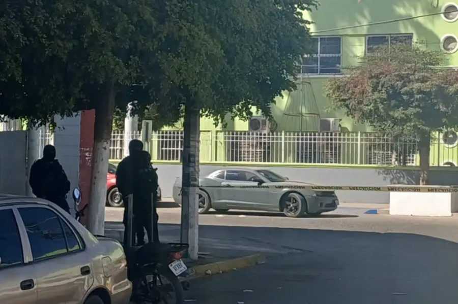 Asesinan a "EL Oso", comandante de la policía municipal de Navolato, Sinaloa fuera de su domicilio. Suman entre 32 y 35 elementos policiacos de diversas corporaciones fallecidos en el estado