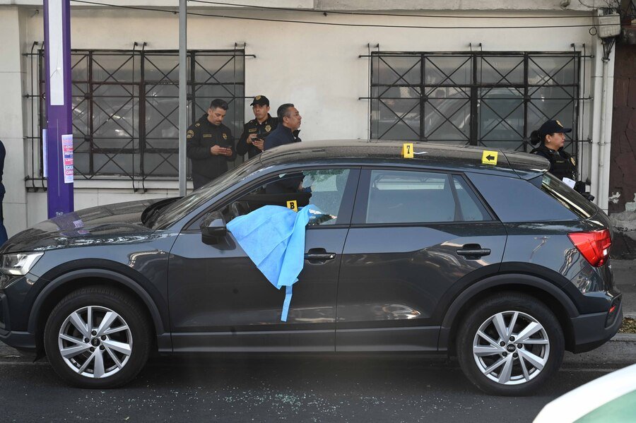 Suspenden e investigan a dos policías por alterar escena del crimen en el asesinato de colaboradores de Clara Brugada, confirmó la SSC CDMX