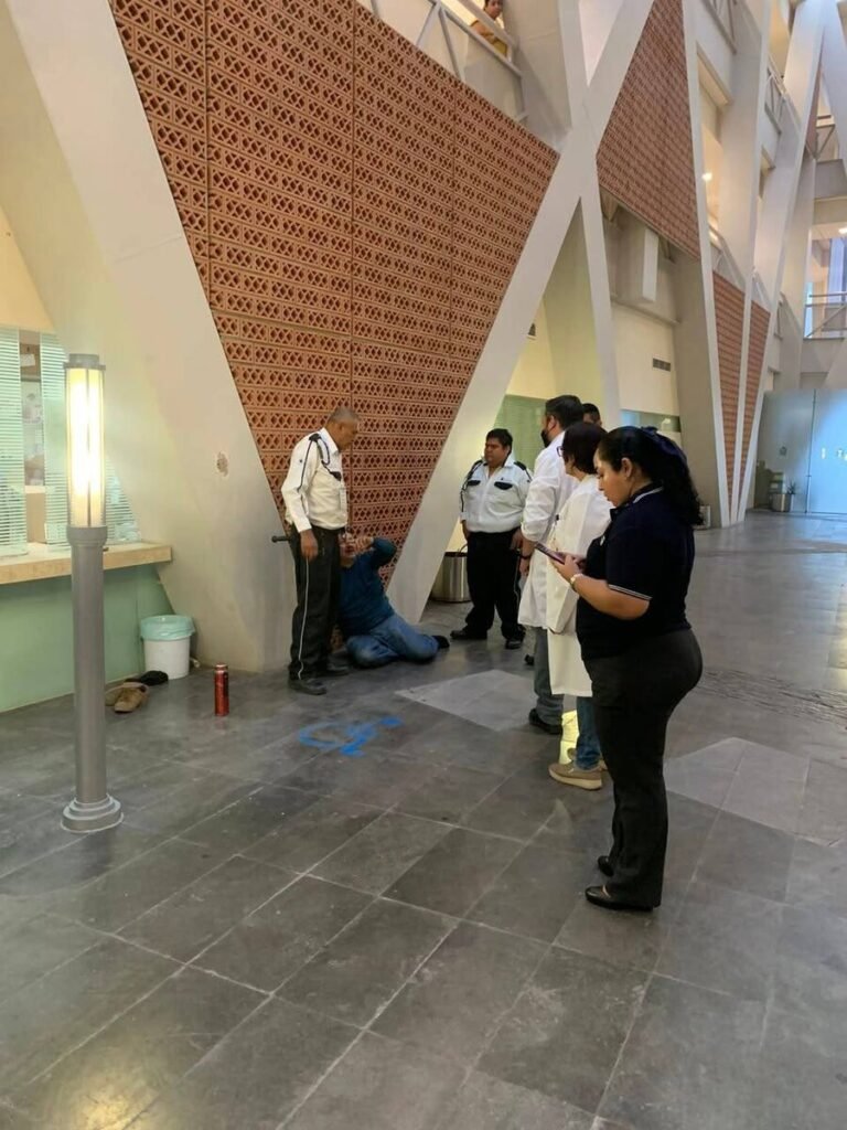 seguridad de hospital del imss golpea a un paciente que se convulsionó en colima