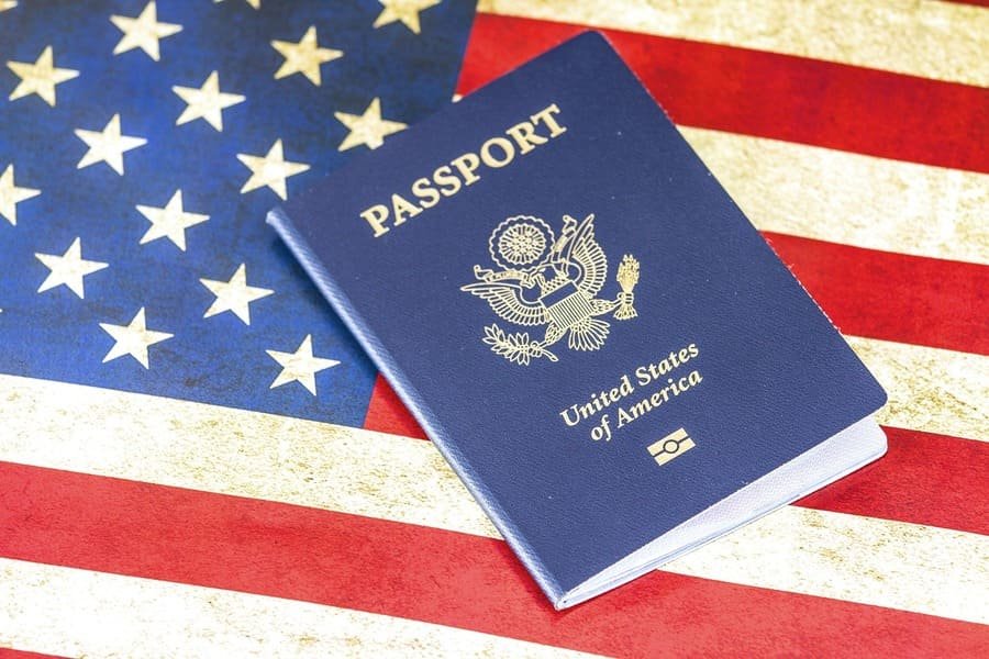trump firma decretro que prohibe la entrega de visas a estudiantes de otros países para estudiar en harvart