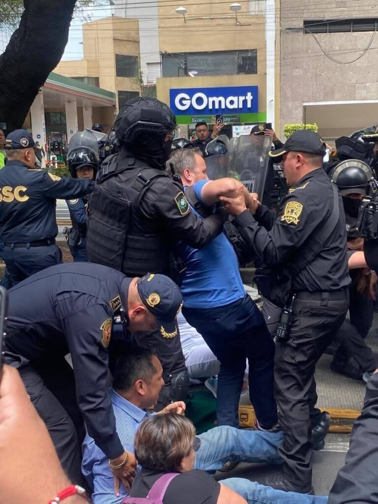 Trabajadores del IMSS Bienestar fueron reprimidos durante su marcha el miércoles 23 de julio; las autoridades se ausentaron a la mesa de diálogo