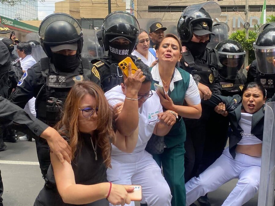 Trabajadores del IMSS Bienestar fueron reprimidos durante su marcha el miércoles 23 de julio; las autoridades se ausentaron a la mesa de diálogo, por lo que no descartan paro de labores