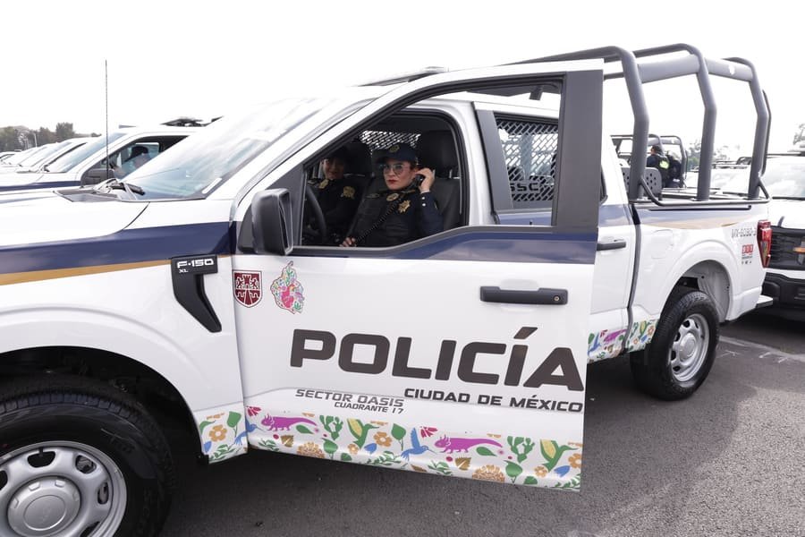 clara brugada entrega nuevas patrullas a policías de la cdmx