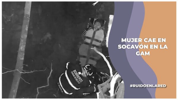 mujer cae en un socavón de 6 metros de profundidad