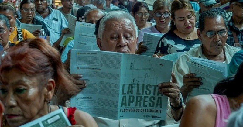 analizan cartarte con nombres de vpictimas de los vuelos de la muerte