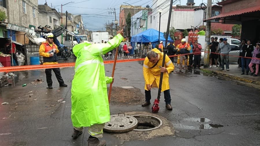 camión de refrescos cae en socavón en iztapalapa