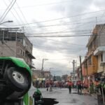 Camión de refrescos jarritos cae en socavón en iztapalapa