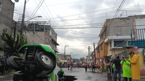 Camión de refrescos jarritos cae en socavón en iztapalapa