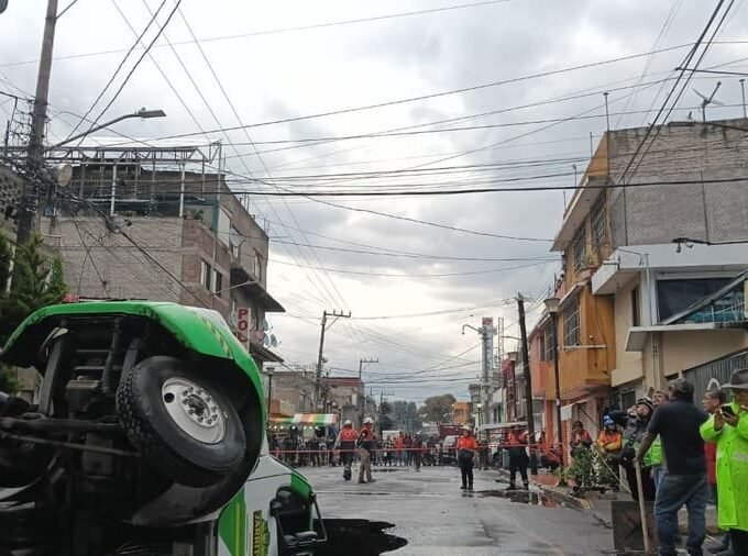 Camión de refrescos jarritos cae en socavón en iztapalapa