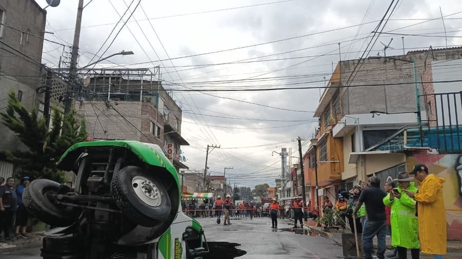 Camión de refrescos jarritos cae en socavón en iztapalapa